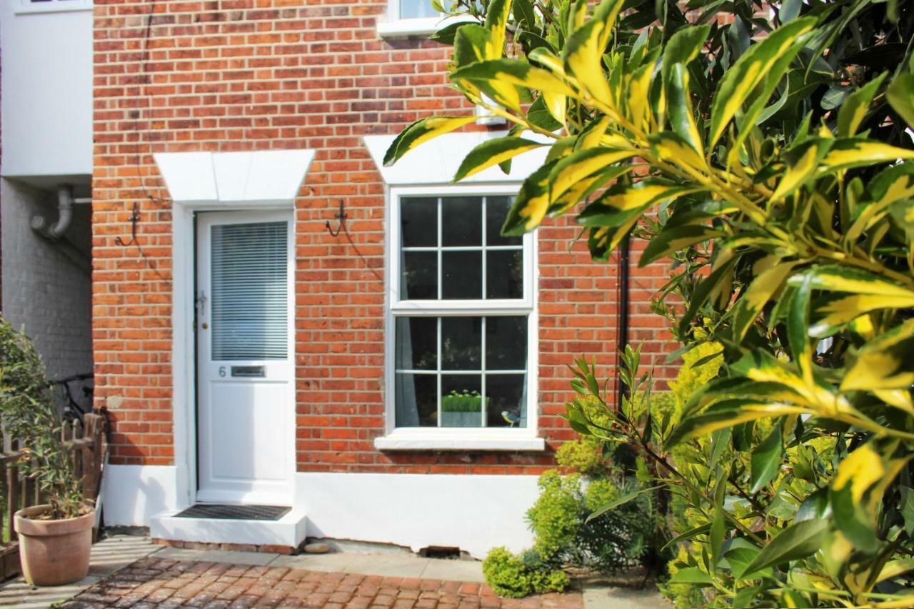 Secret Cottage, Wivenhoe - Charming, Cosy, Convenient & Quiet, 2 X Double Bed Period Cottage Plus Patio - 6 Min Walk Train, 2 Min Walk High Street Pubs, Restaurants, Shops Exterior foto