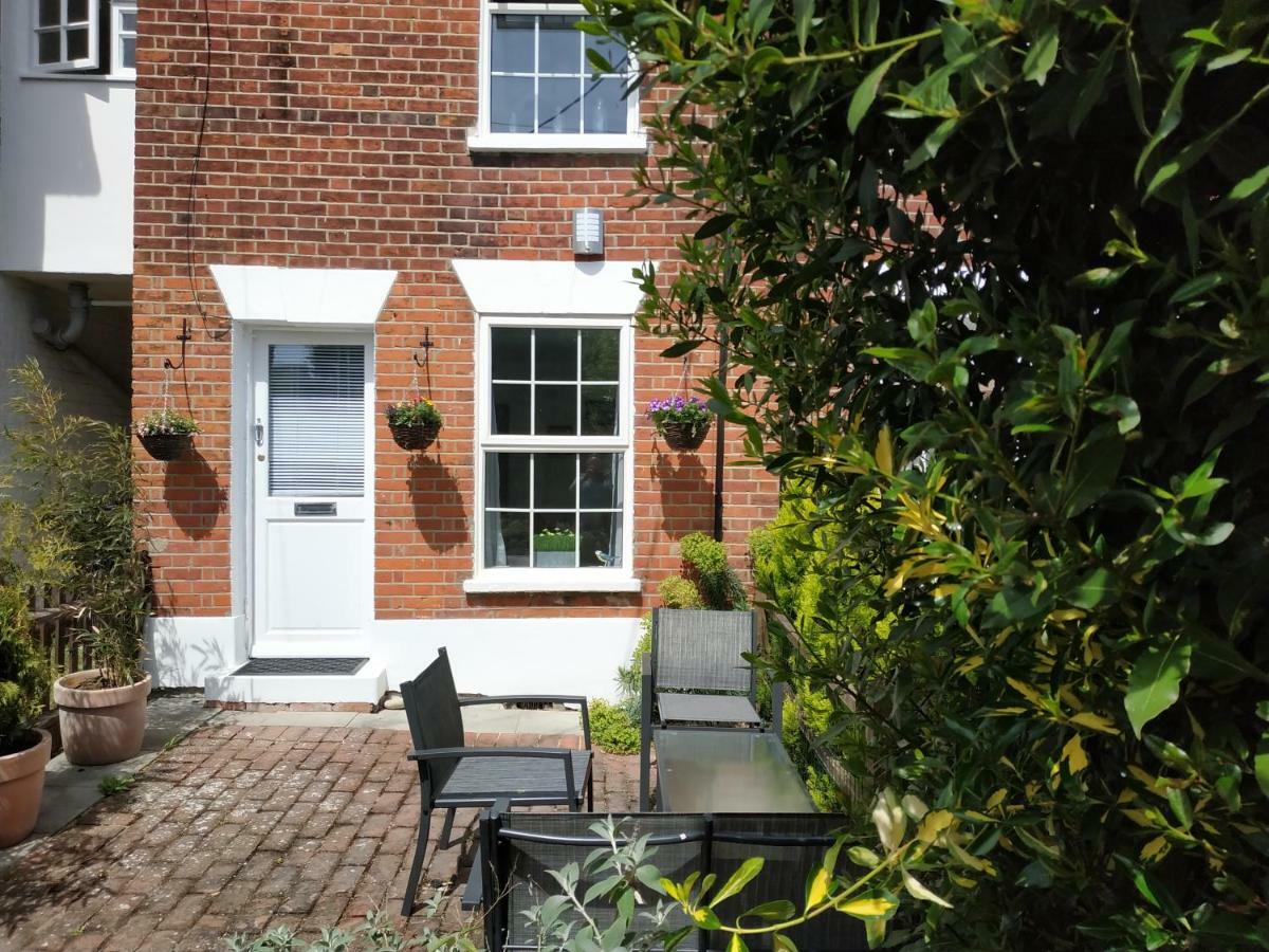 Secret Cottage, Wivenhoe - Charming, Cosy, Convenient & Quiet, 2 X Double Bed Period Cottage Plus Patio - 6 Min Walk Train, 2 Min Walk High Street Pubs, Restaurants, Shops Exterior foto