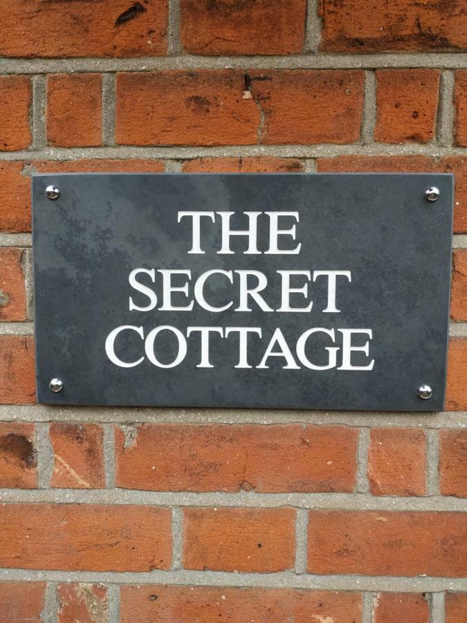 Secret Cottage, Wivenhoe - Charming, Cosy, Convenient & Quiet, 2 X Double Bed Period Cottage Plus Patio - 6 Min Walk Train, 2 Min Walk High Street Pubs, Restaurants, Shops Exterior foto