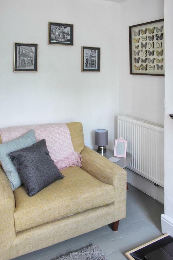 Secret Cottage, Wivenhoe - Charming, Cosy, Convenient & Quiet, 2 X Double Bed Period Cottage Plus Patio - 6 Min Walk Train, 2 Min Walk High Street Pubs, Restaurants, Shops Exterior foto