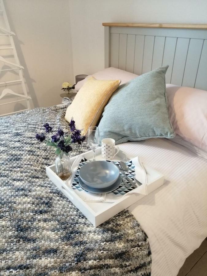 Secret Cottage, Wivenhoe - Charming, Cosy, Convenient & Quiet, 2 X Double Bed Period Cottage Plus Patio - 6 Min Walk Train, 2 Min Walk High Street Pubs, Restaurants, Shops Exterior foto